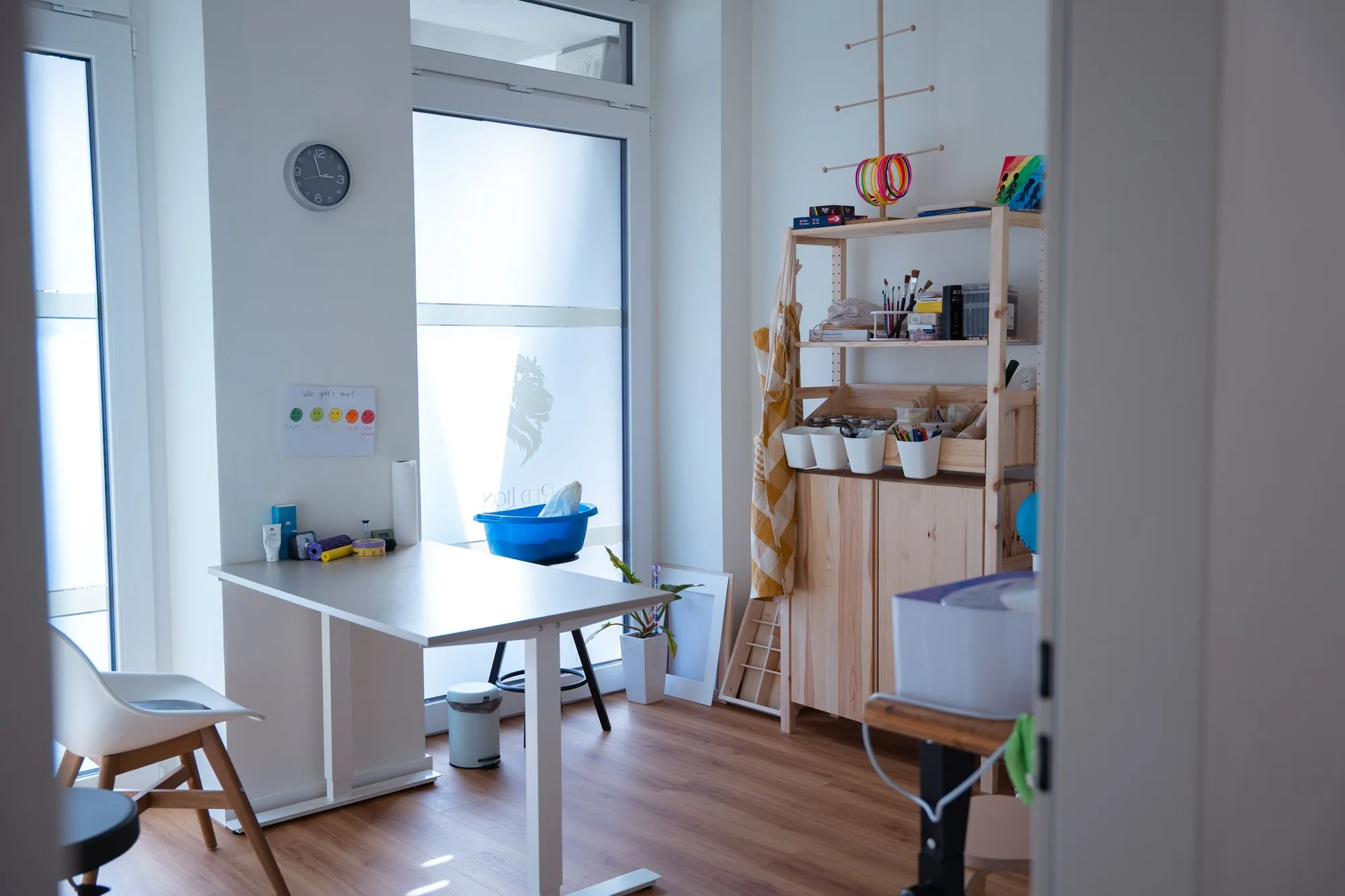 Kreativer Ergo-Raum für Kinder bei Praxis Red Lion – Basteltisch und Materialregal